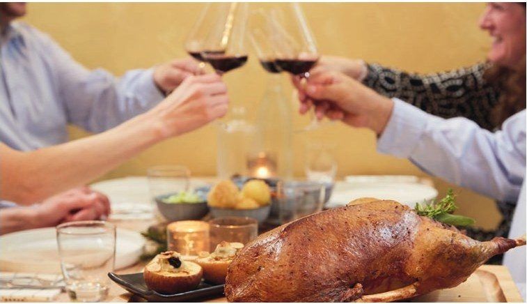 Gebratene Gans To Go auf dem gedeckten Tisch zu Hause
