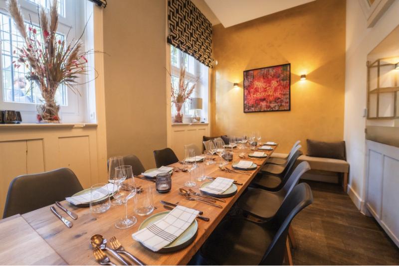 Gedeckte lange Tafel im Bistro